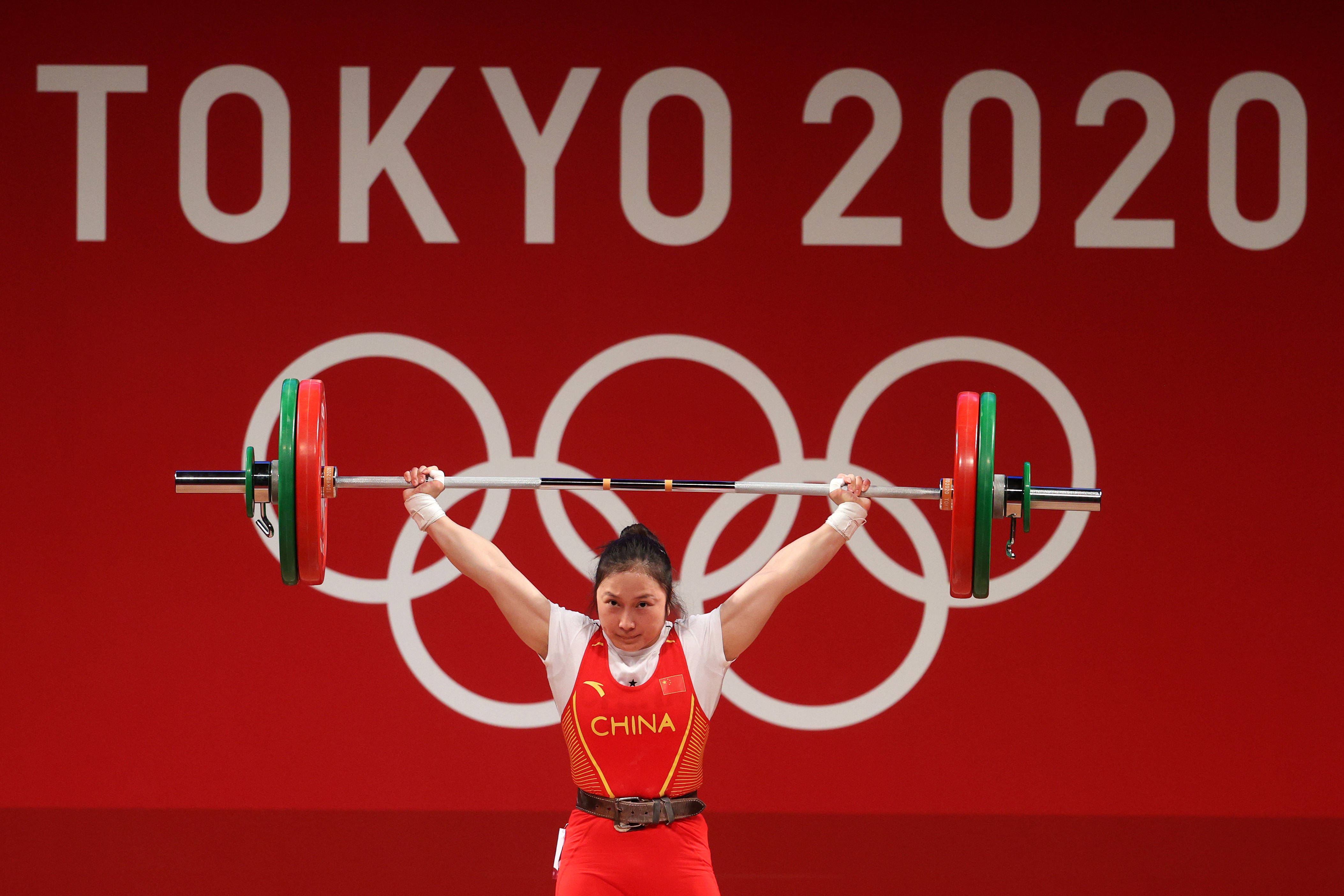 女子举重比赛终极对决，中国选手惊险夺冠！